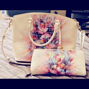 Brahmin Tote Purse only!!